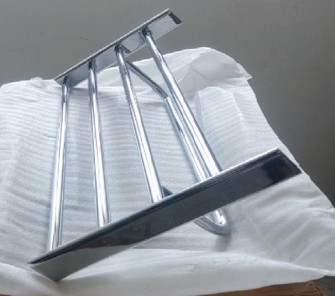 Ραφιέρα με πετσετοκρεμάστρα