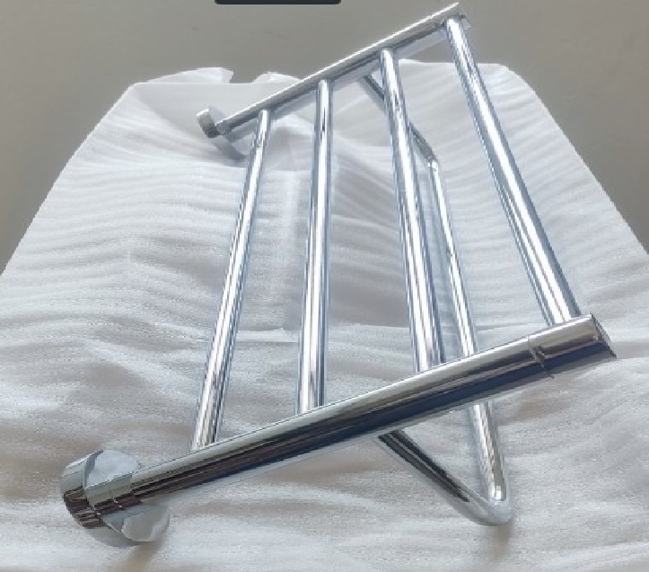 Ραφιέρα με πετσετοκρεμάστρα