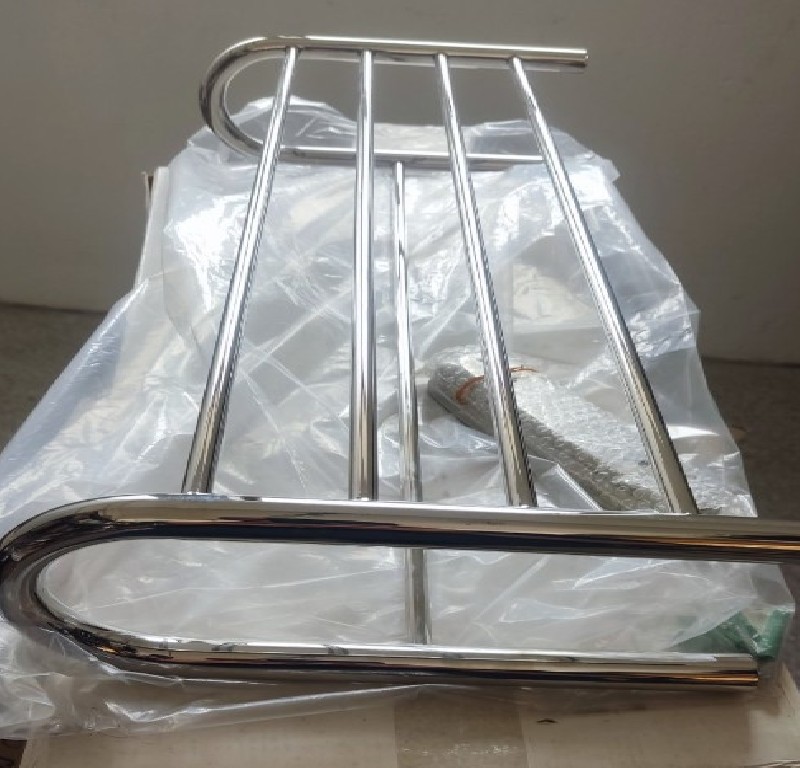 Ραφιέρα με πετσετοκρεμάστρα